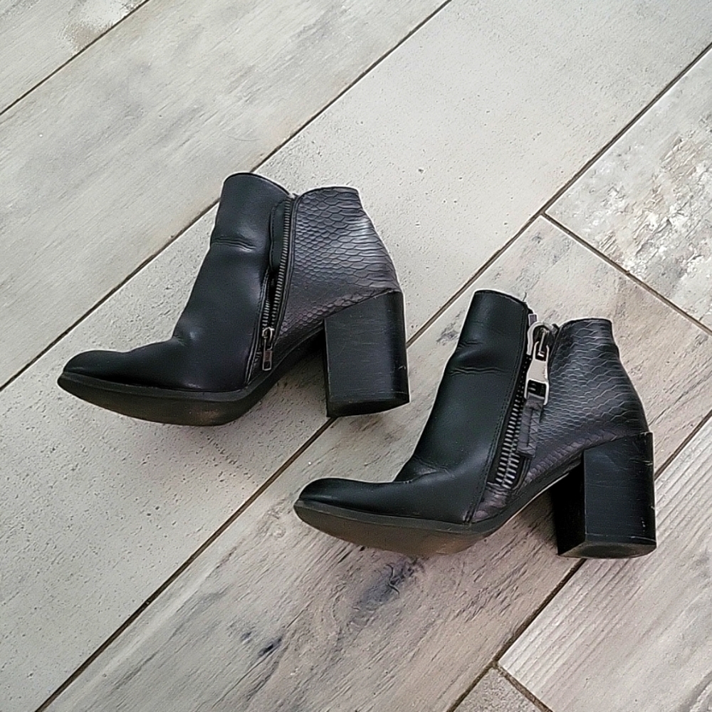 Madden Girl black thick heel bootie with zipper both sides  size 9